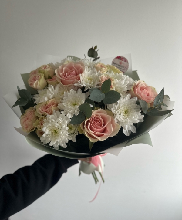 Букет из кустовых и классических роз, хризантем с оформлением