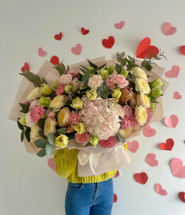 Авторский букет из гортензии, нежных роз, тюльпанов с экзотикой в оформлении