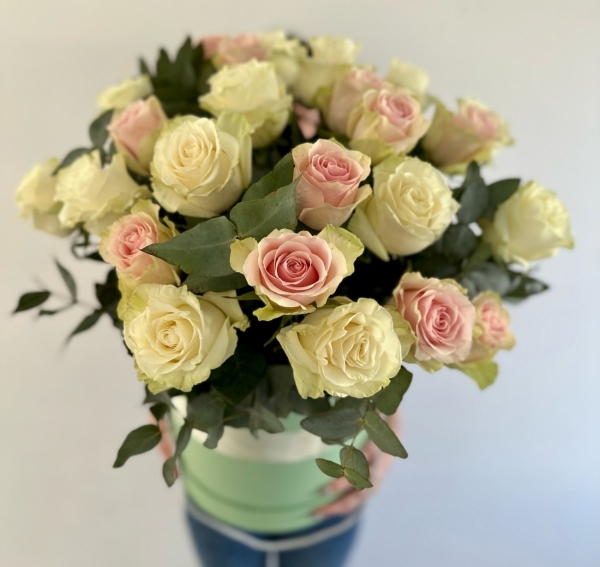 Шляпная коробка из 25 роз Эквадор и эвкалипта