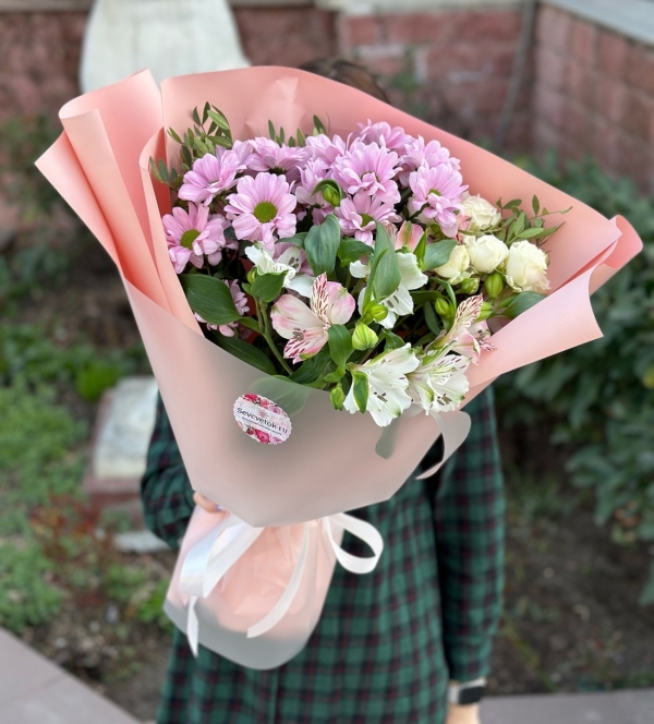 Классический букет из кустовых роз, хризантем, альстромерий и зелени