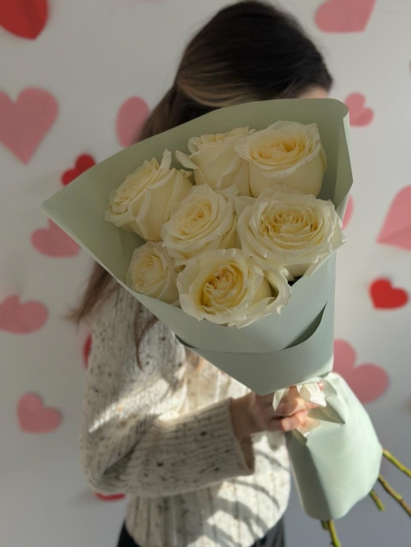 Роза Premium класса. 7 белых роз 60-70 см с оформлением