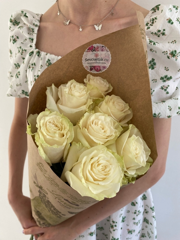 Роза Premium класса. 7 белых роз 60-70 см с оформлением