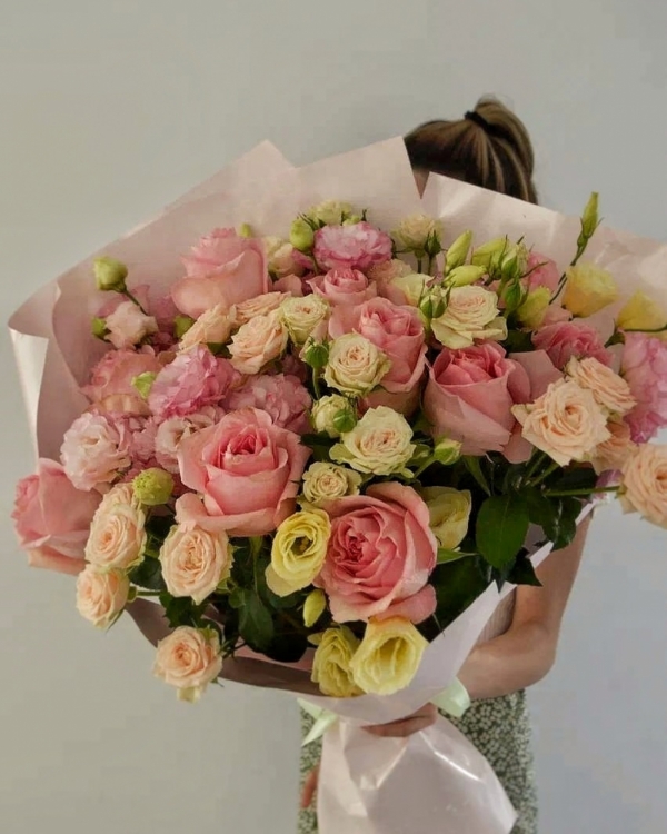Букет из пионовидных кустовых роз, эустомы и Премиум роз с оформлением