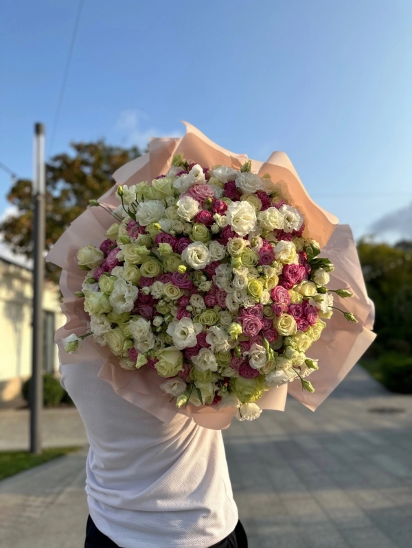 Авторский букет из российских роз, кустовых пионовидных роз и эустомы в оформлении