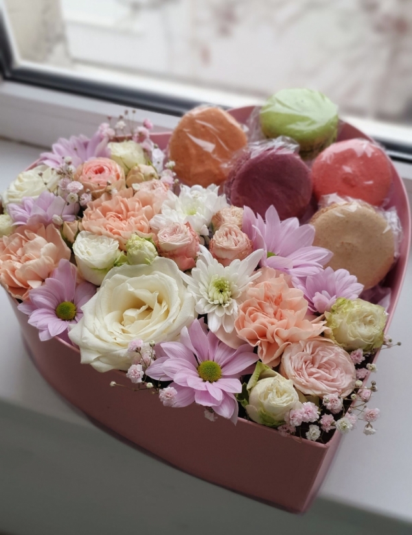 Коробочка нежное сердце из цветов и пирожных Macaron #4