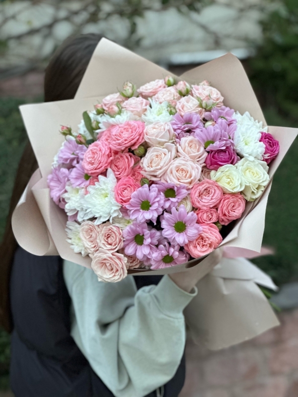 Букет сборный из хризантем, пионовидных роз с оформлением