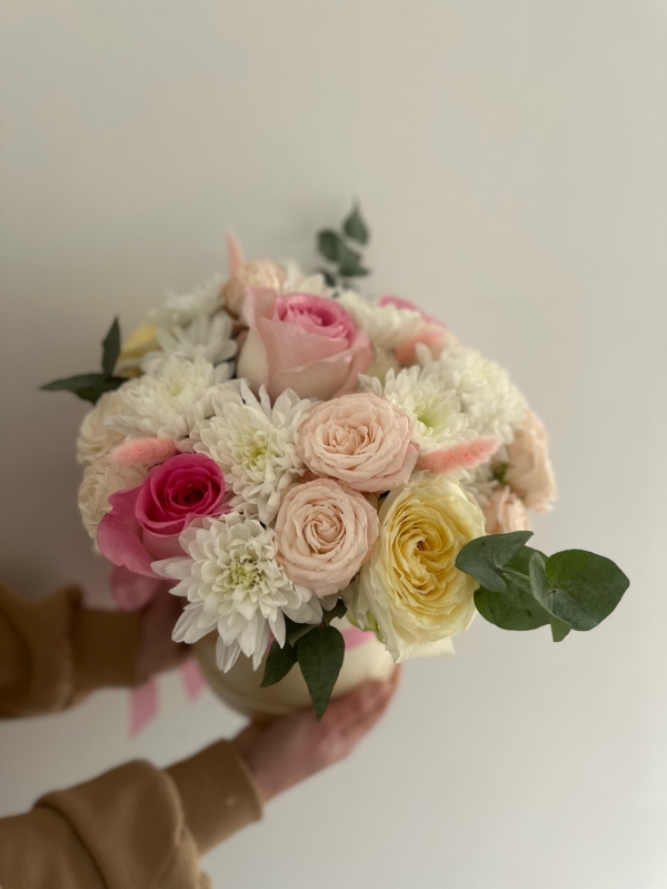 Шляпная композиция из пионовидных роз, хризантем и сухоцветов