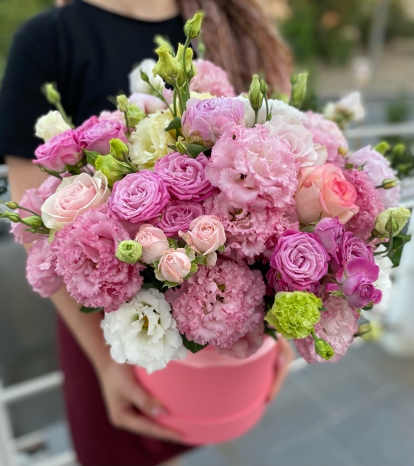 Шляпная коробочка из эустомы, пионов, пионовидных роз и роз Эквадор