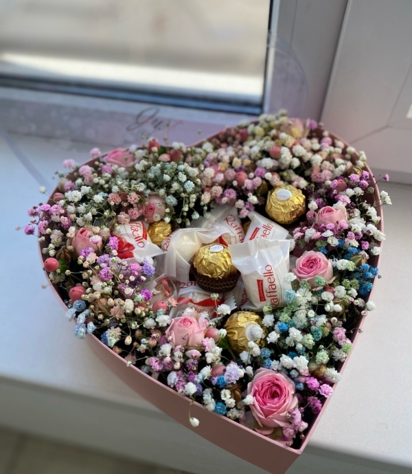 Коробочка сердце из цветов и конфет Raffaello+Ferrero
