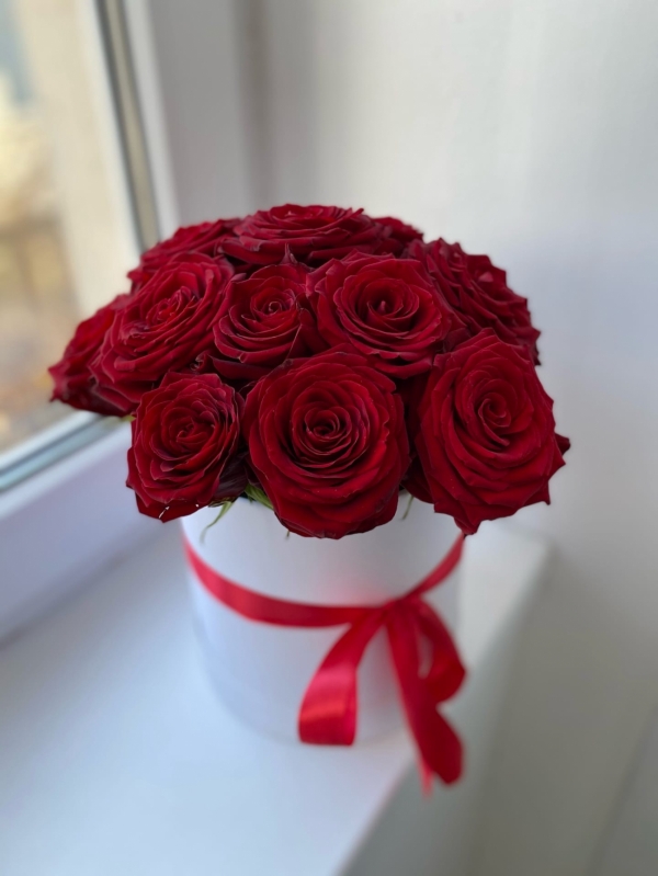 Шляпная коробка из 15 красных роз Россия