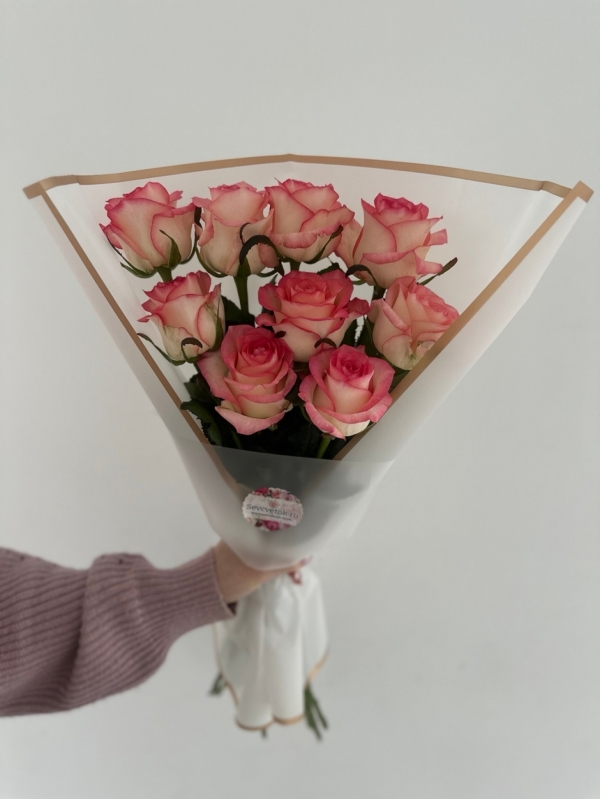 Букет из 9 роз Джумилия 60-70 см с оформлением