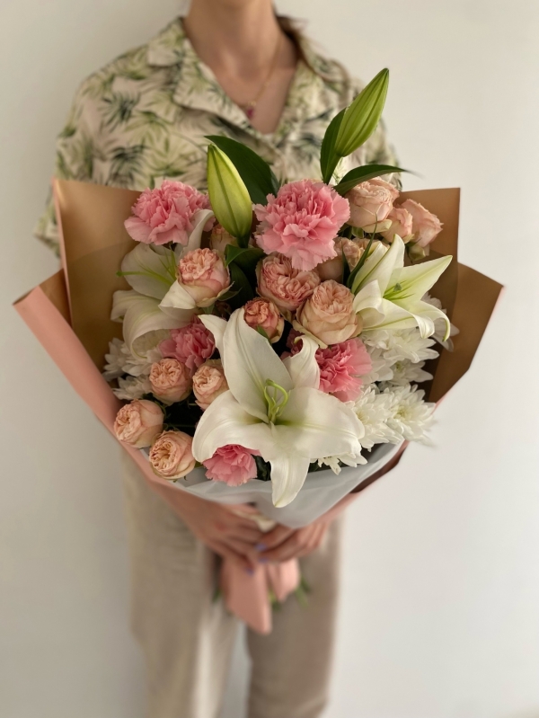 Авторский букет из лилии, кустовых роз, хризантем и диантуса