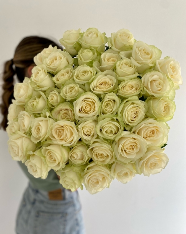Букет из 51 белой розы "Аваланч" Россия 60-70 см