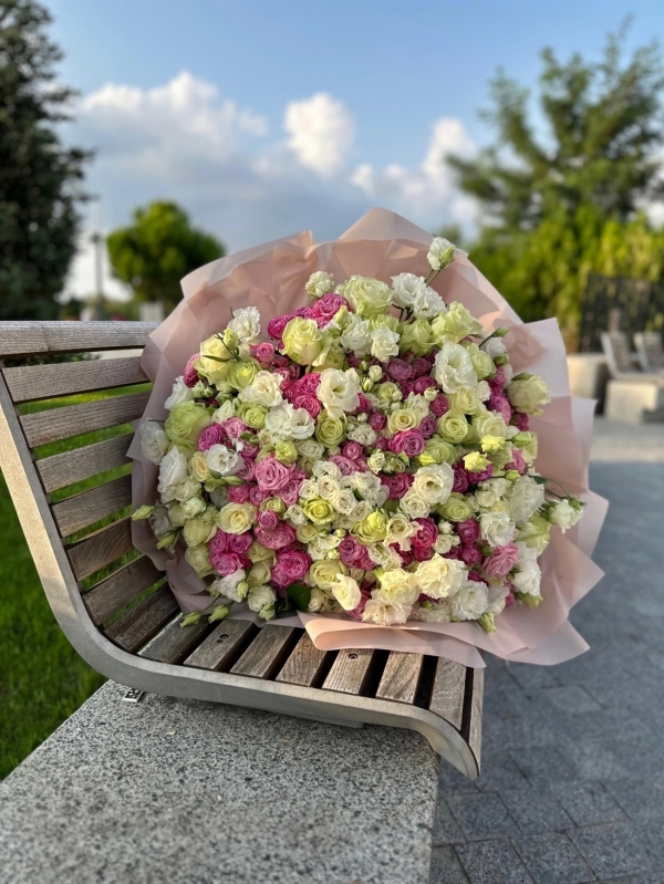 Авторский букет из российских роз, кустовых пионовидных роз и эустомы в оформлении