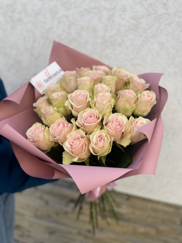 Букет из 25 роз Pink M. (Эквадор) 60-70см Premium с оформлением в корейскую пленку