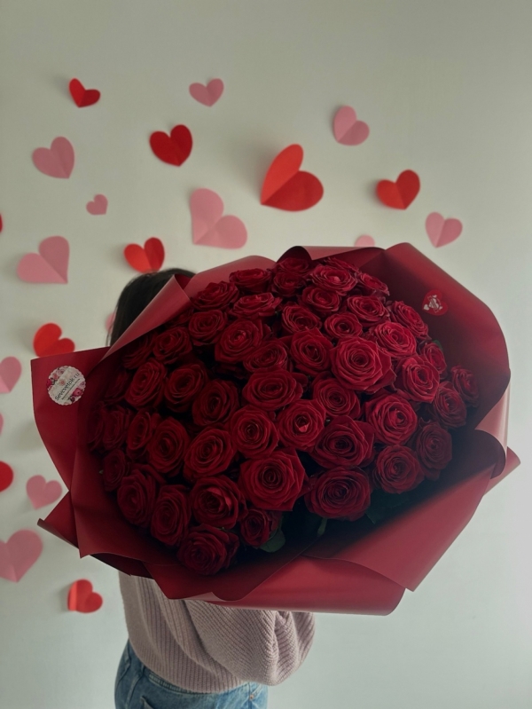 Букет из 51 красной розы Наоми 60-70см с оформлением