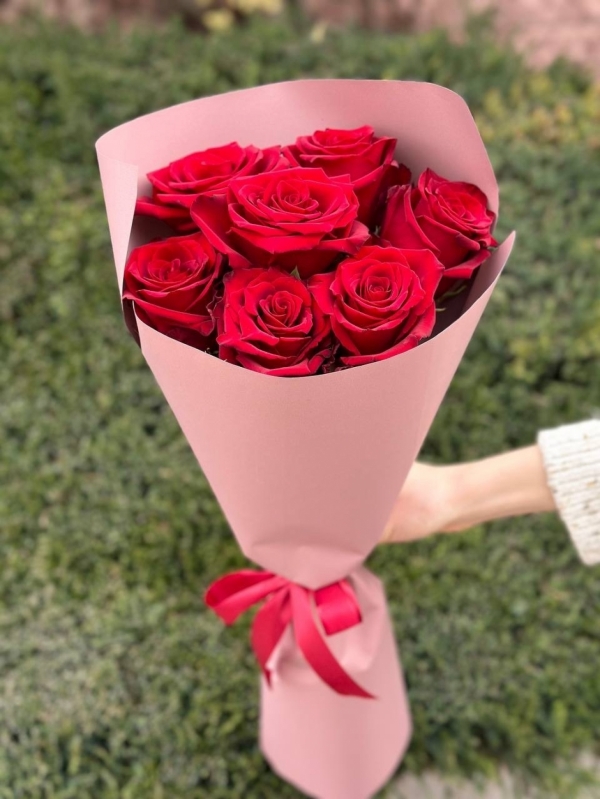 Роза Premium класса. 7 красных роз 60-70 см с оформлением