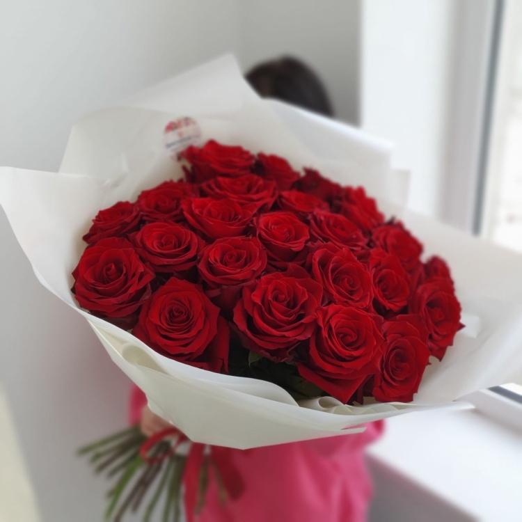 25 шикарных красных роз "EXPLORER" Эквадор 60-70см Premium c оформлением