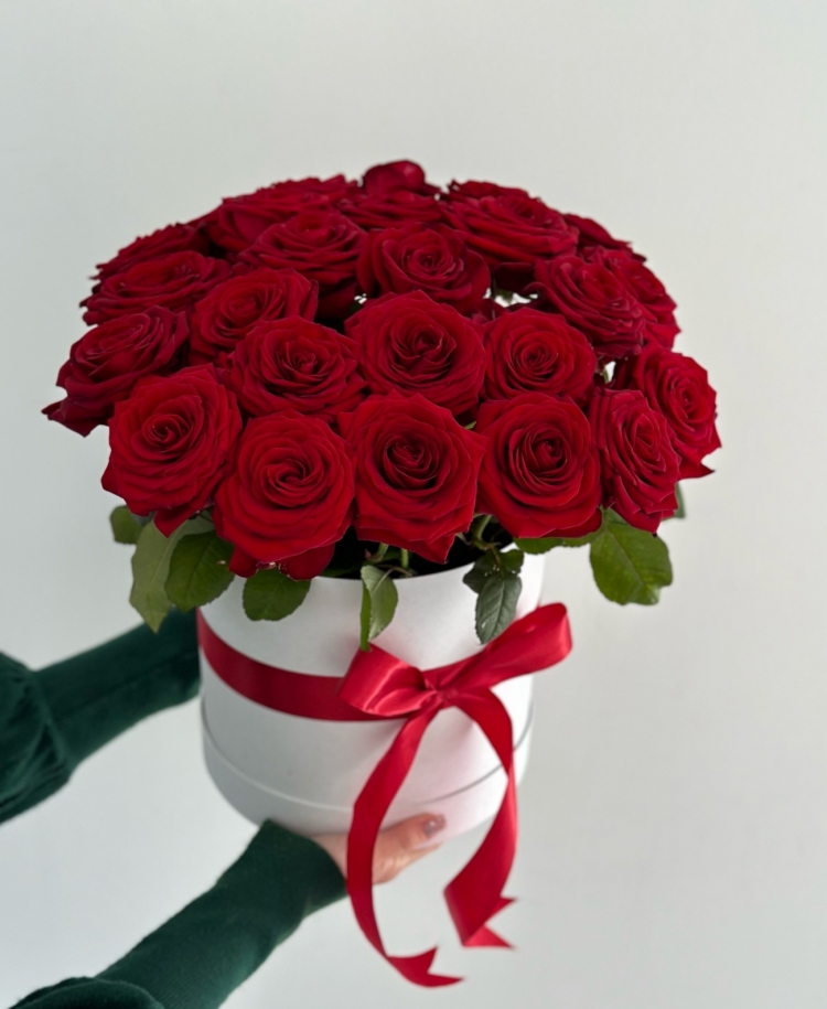Шляпная коробка из 25 красных роз Россия