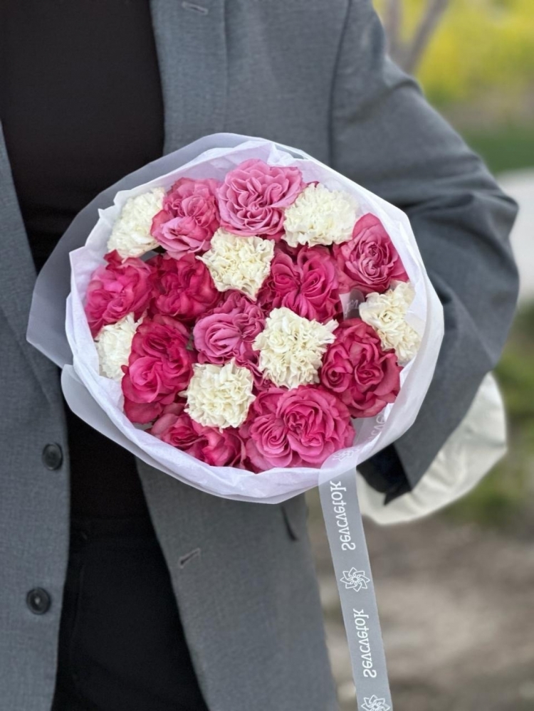 Букет из роз и диантусов ( гвоздик) с оформлением