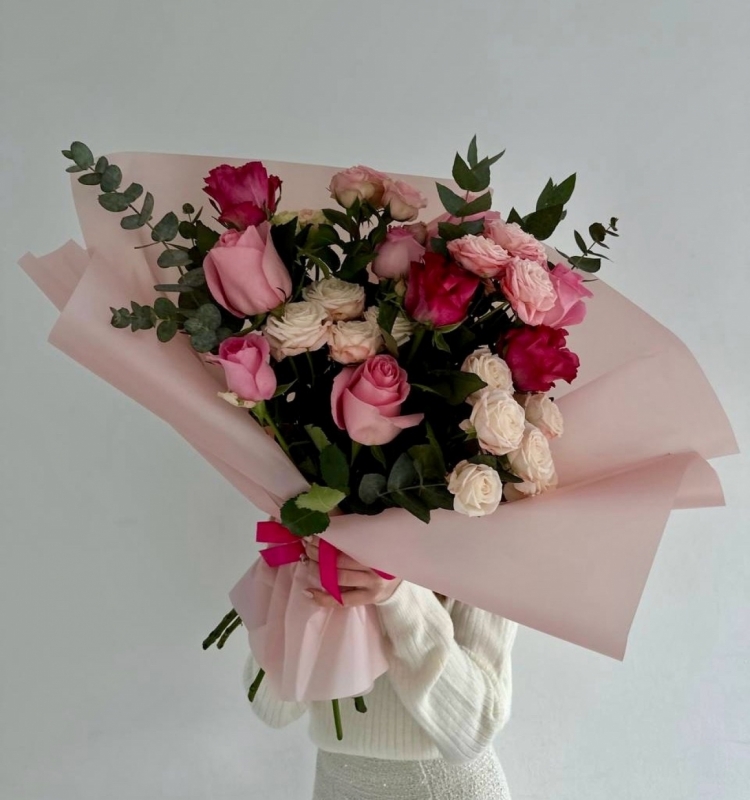 Букет из классических и кустовых пионовидных роз с эвкалиптом в оформлении