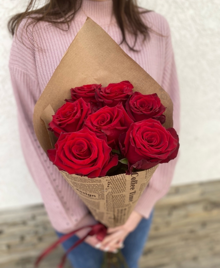 Роза Premium класса. 7 красных роз 60-70 см с оформлением