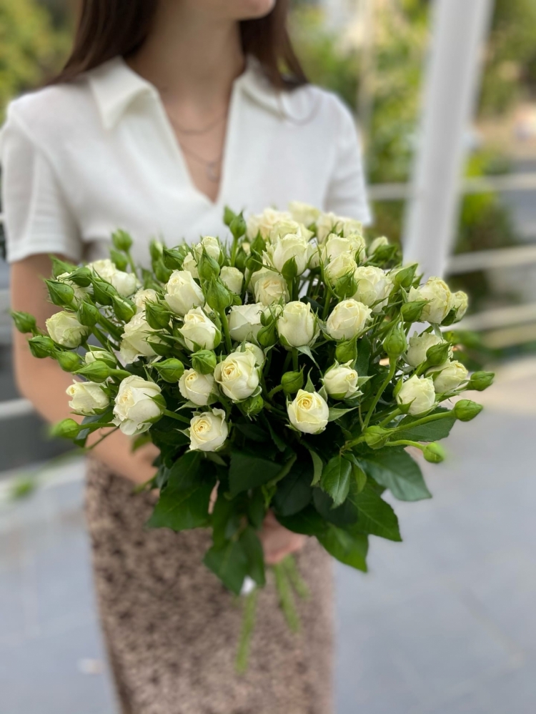 Белая кустовая роза